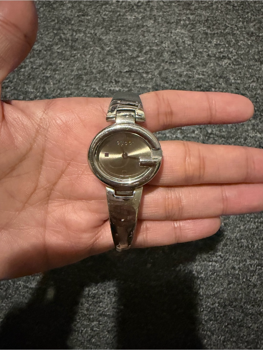 Gucci Silver Women's Bracelet Watch - Fashionable Minimalist Design